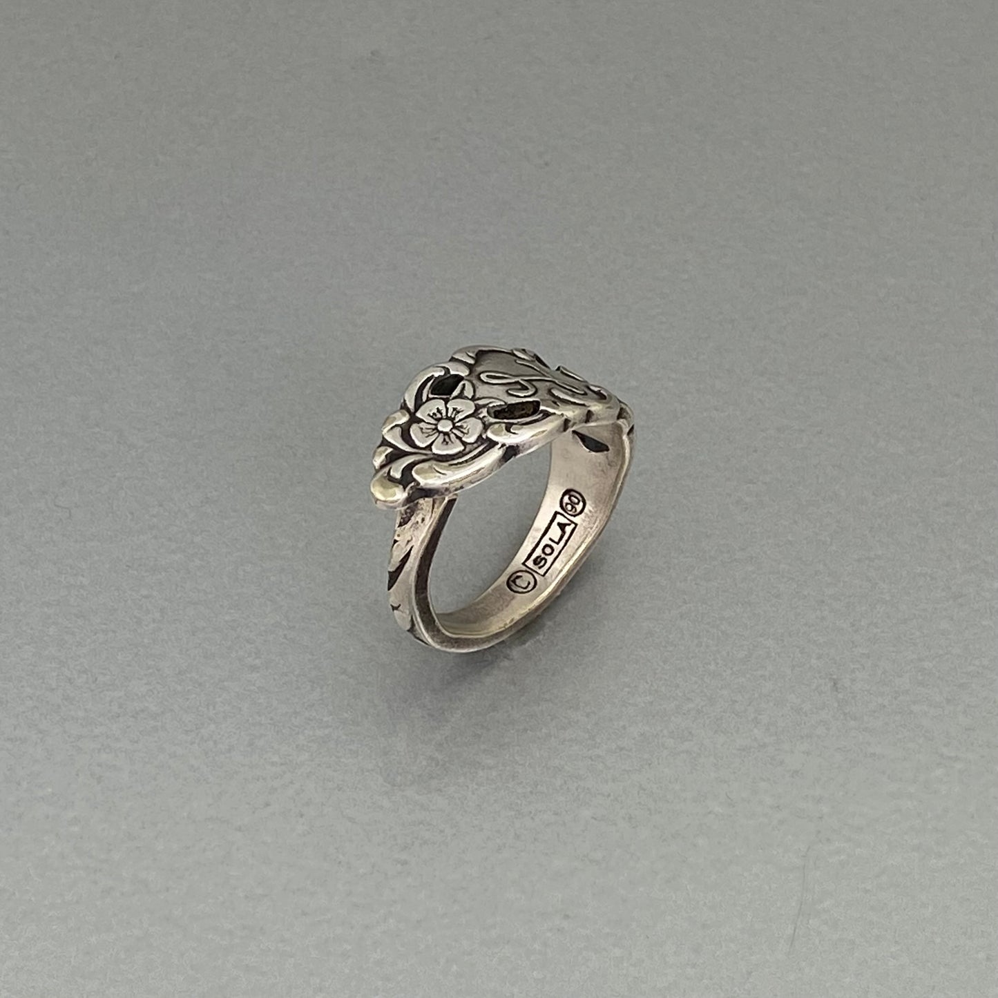 Initial ring L Flower