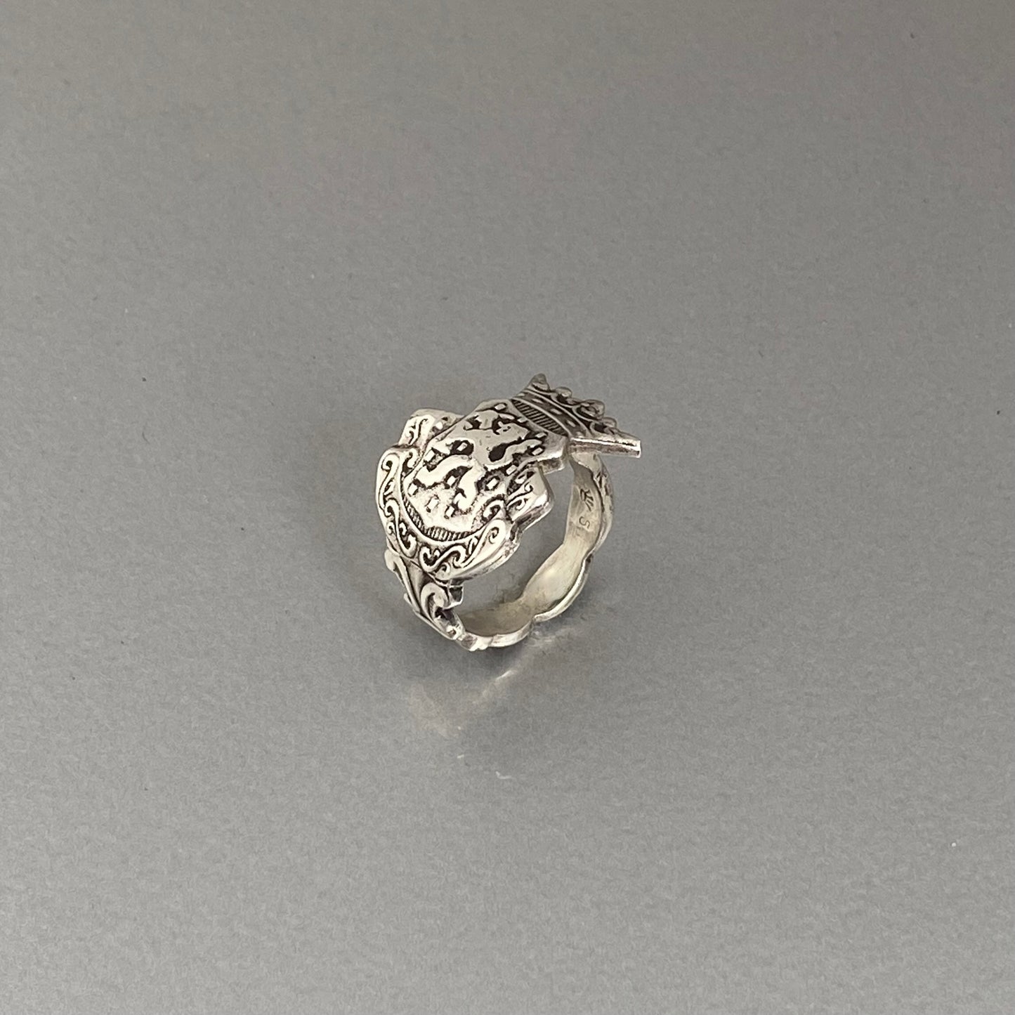 Lion crest