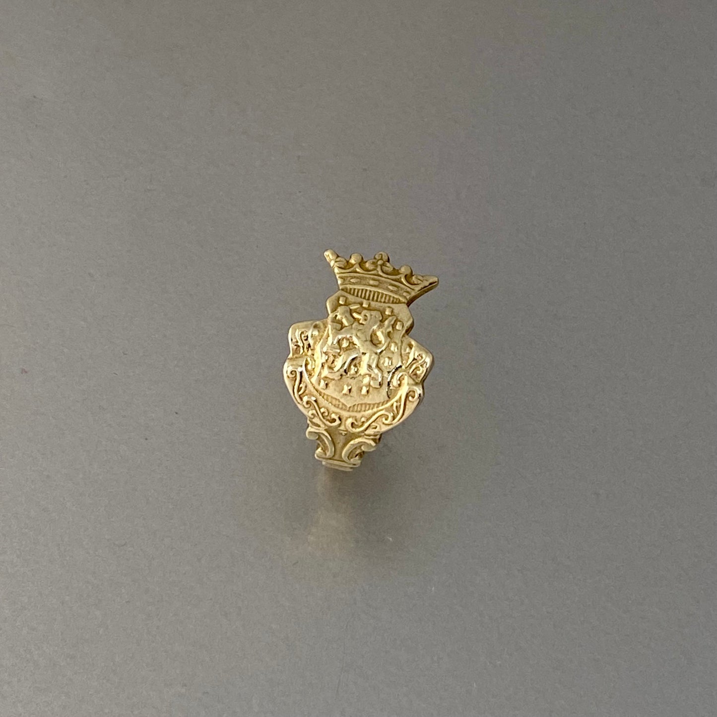 Lion crest