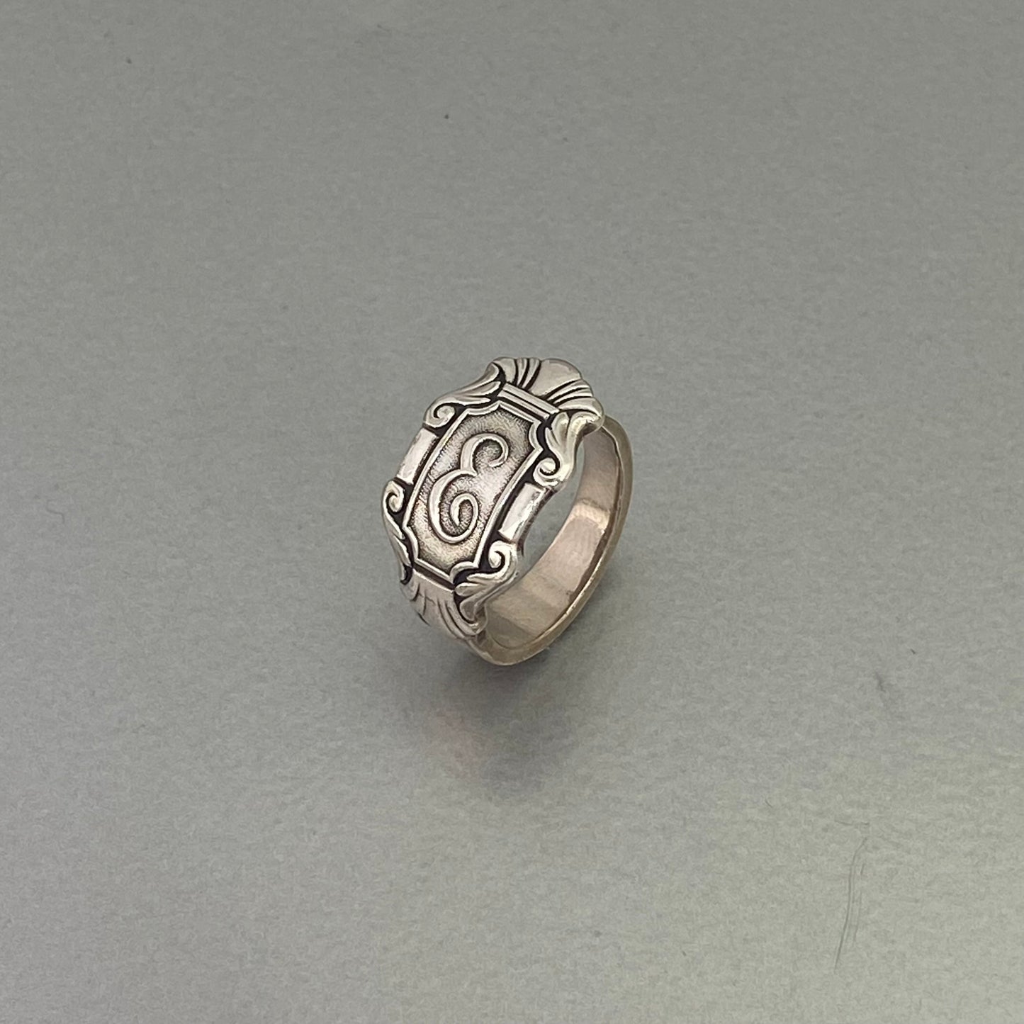 Initial ring E  art-deco