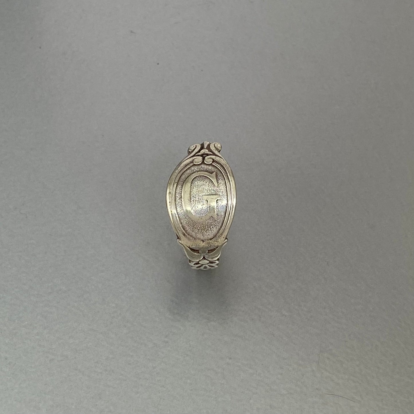 Initial ring G oval