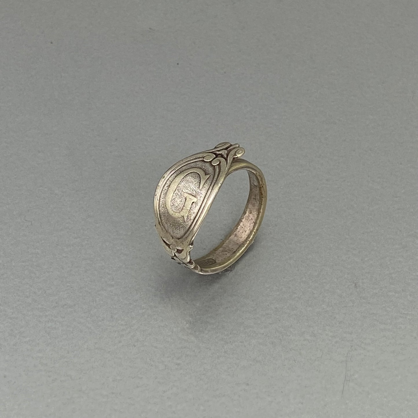 Initial ring G oval